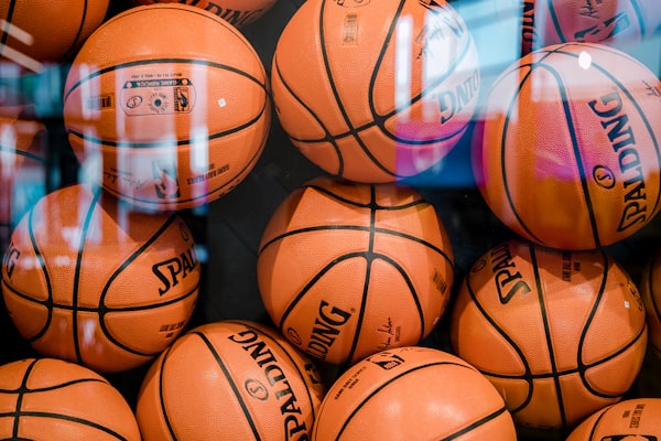 足球运动员在绿茵场上激烈争抢头球